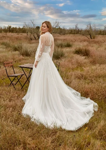 Elegantes zarte Tüllrobe Traumkleid in der Nähe von Beromünster für moderne Bräute