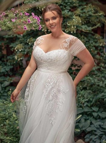 Dein Brautmode zarte Tüllrobe wartet bei uns in der Nähe von Basel – Beratung & Anprobe inklusive